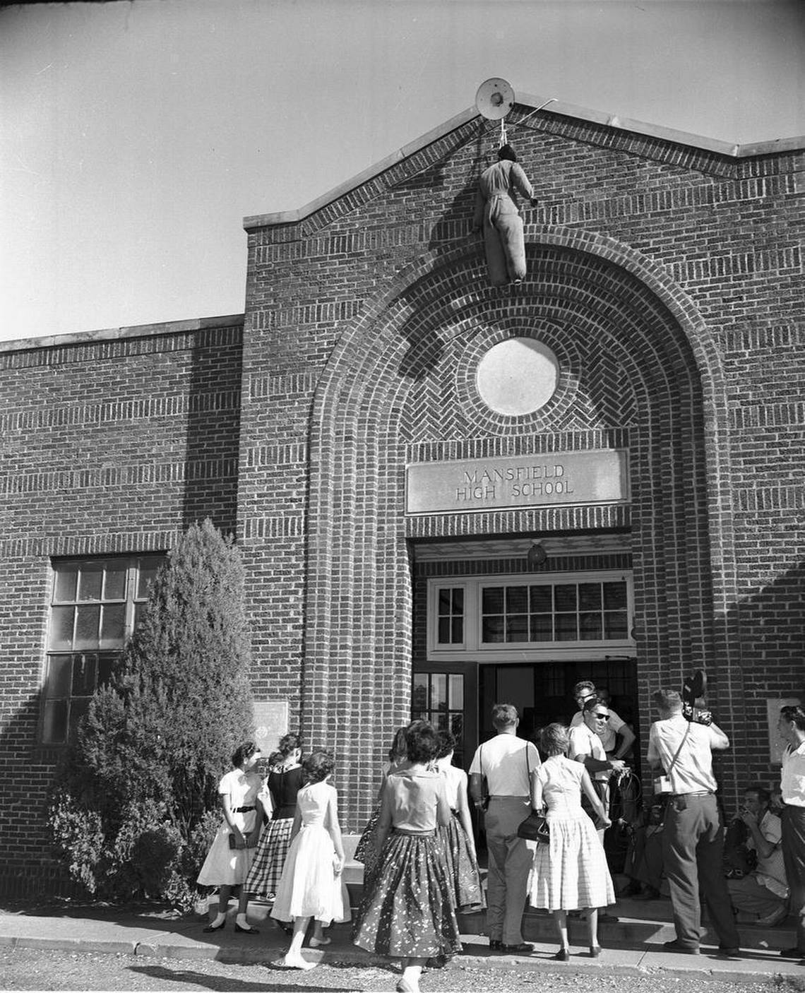 historium:
“A black painted effigy hung as a protest to integration efforts, hangs above the entrance to Mansfield High School, Mansfield, Texas, August 30, 1956
”
1956. Let that sink in for a minute and try to tell me the racism in modern America...