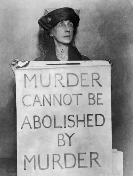 A woman outside Holloway Prison protesting the death penalty in 1923.