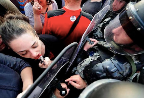 evanpeterssismyboyfriend:
“ rosacarinaviola:
“ sixpenceee:
“A woman protestor in Macedonia uses a riot shield as a mirror to reapply her lipstick.
”
Iconic
”
Everything I aspire to be
”