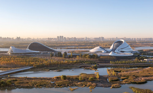 Harbin Cultural Center MAD estúdio Um edifício de linhas flexíveis projetado pelo estúdio MAD para misturar-se na natureza. O centro cultural de Harbin, em Harbin (China) é compor de dois volumes ajustados como montes brancos macios em uma ilha no meio do ...