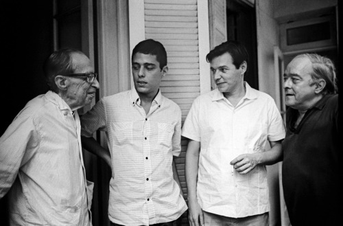 Manuel Bandeira, Chico Buarque, Tom Jobim e Vinicius de Moraes
Déc. 1960, foto: Pedro de Moraes (Acervo Inst. Tom Jobim)