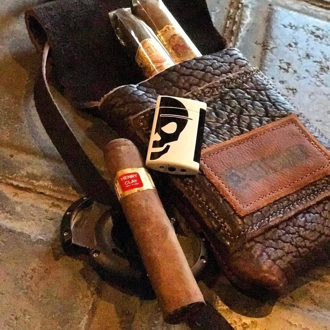 Legendary Saxon #OriginalDesign American bison leather cigar carrier #madeinusa #ruggedluxury ⚒⚒ Repost from @irishaj Morning smoke options. #nowsmoking #cigaraficionado #botl #arizona #cigar #legendarysaxon #cigarian #xikar