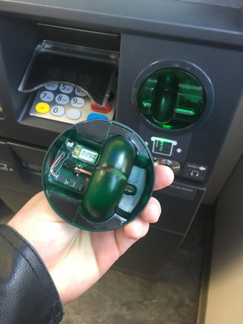 sixpenceeeblog:
“A reddit user shows how card theft can occur at the ATM.
”