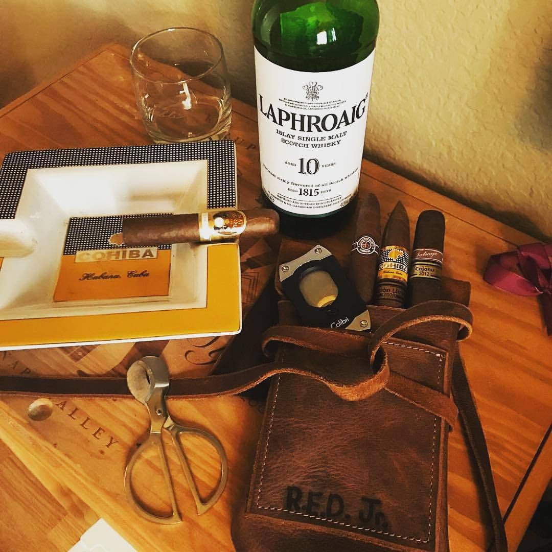 Another cool setup with the Legendary Saxon #originaldesign leather cigar carrier 🔥💨🥃 #madeinusa #veteranmade ⚒⚙️ #ruggedluxury #Repost from @stogiesfordayz Packed and ready for the weekend. #stogiesfordayz #legendarysaxon #scotch @laphroaig #cigar...