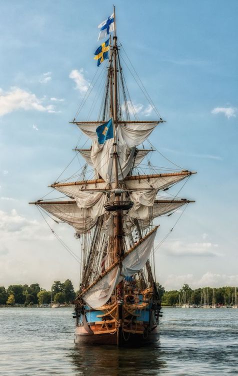 hms-surprise:
“ The Kalmar Nyckel is a replica of an Old World colonial ship that sailed from Sweden to the New World in 1638. The ship was originally built by the Dutch. The passengers on the Kalmar Nyckel established the first permanent European...