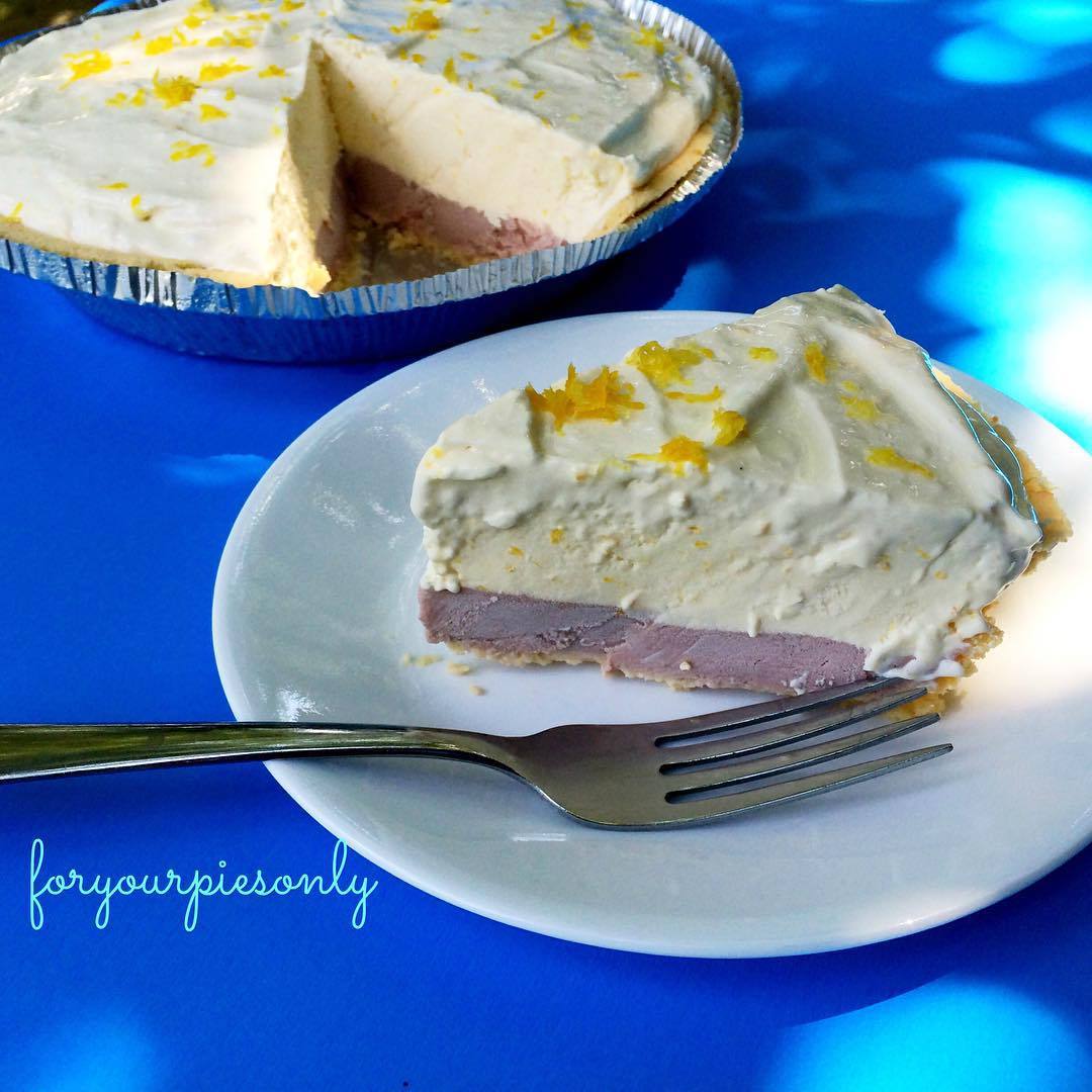 Oven be damned, it’s a no-bake icebox pie kind of day! (raspberry lemon icebox pie to be exact) #pielove #hothotsummer