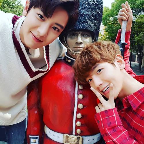 fyeah-chanyeol:
““  real__pcy 160926 Instagram Update: 근위병님과✌ @baekhyunee_exo #백현이손멀쩡하니
Guardsman and ✌️ @baekhyunee_exo #IsBaekHyun'sHandOkay ^^
Translation by Soojung @ fyeah-chanyeol
(Please take out with full credits)
” ”