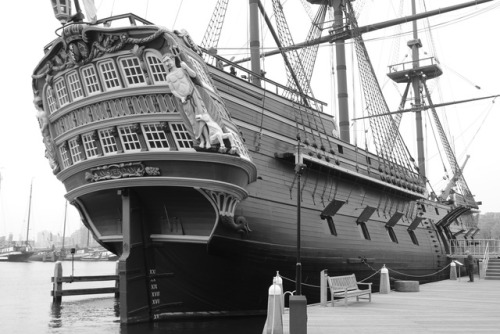 flaneurissimo:
“amsterdam
42-gun east indiaman, 1748, lost on her maiden voyage off the english coast near hastings. the wreck is still there. the ship lives on in this faithful replica, which - ironically - has fared rather better
source:...