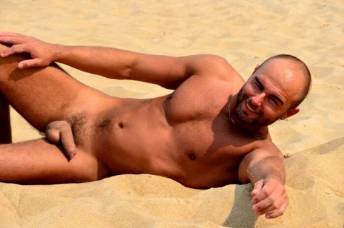 alanh-me:
“Follow all things gay, naturist and “ eye catching ” ”