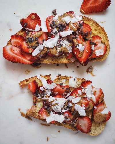 lherbemuse:
“ Stuff on toast: Strawberries, almond butter, cacau nibs + desiccated coco on toasted sourdough.
”