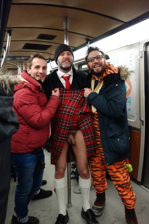 jadesambrook:
“Even guys lift the kilt sometimes…Everybody wants to know what is underneath!
”
