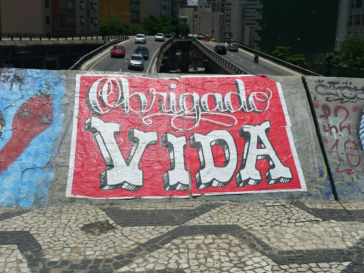 E para fechar a semana, esse lindo agradecimento na rua da Consolação, em São Paulo, que o @artenacidade compartilha com a gente. Gratidão, afinal, o fim de semana está aí… Uhu! 👊👊