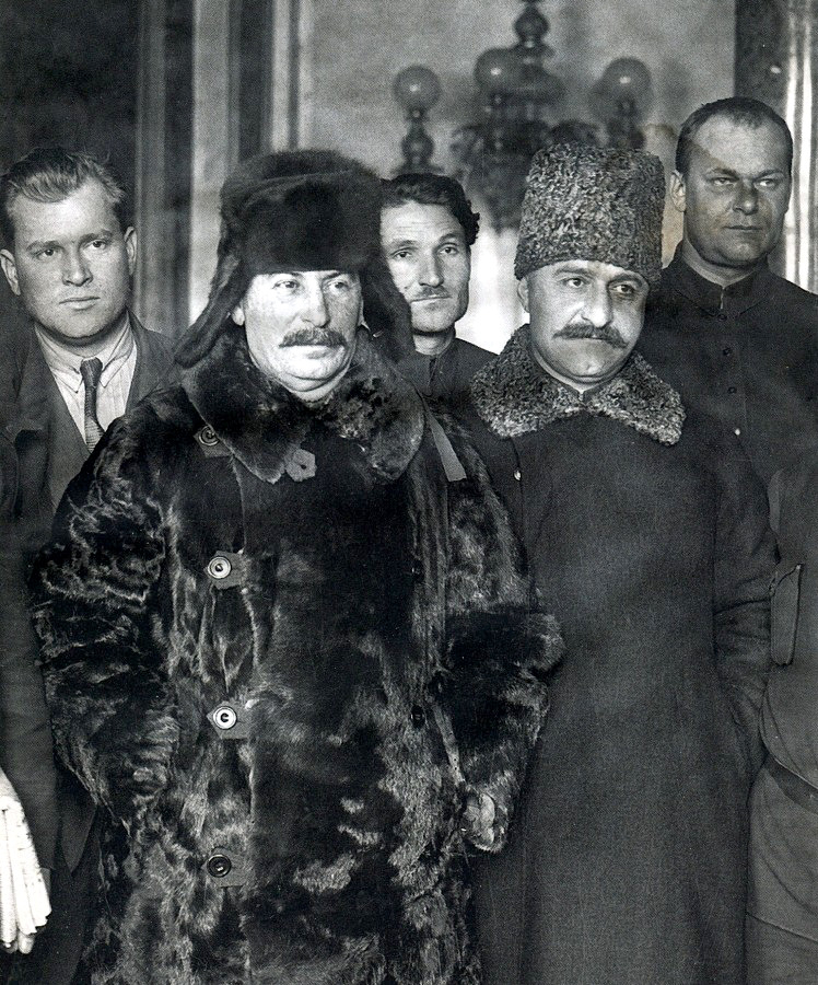 Сталин в шубе и Серго Орджоникидзе на похоронах стратонавтов. Москва. 1934