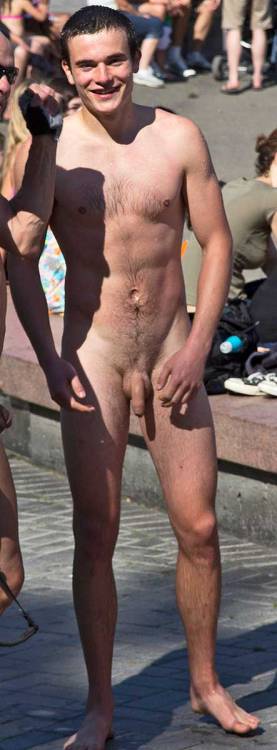 alanh-me:
“ Follow all things gay, naturist and “ eye catching ” ”