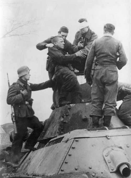 T-34 Tank Rammed StuG III Assault Gun - October 1941During a assault on the recently captured city of Kalinin on October 17th 1941, a T-34 Model 1941 with tactical number 4 belonging to the 21st Tank Brigade, rammed Lieutenant’s Tachinski’s StuG III...