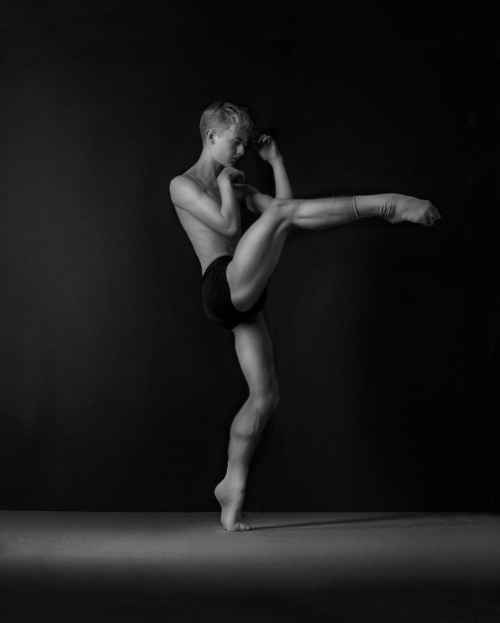 pas-de-duhhh: “Scott McKenzie dancer at Vienna State Opera Ballet Photographed by Gerardo Vizmanos ”
