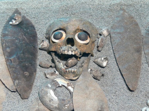sixpenceee:
“Aztec burial of a sacrificed child at Tlatelolco. The exact ideologies behind child sacrifice in different pre-Columbian cultures are unknown but it is often thought to have been performed in order to placate certain gods.
The Aztecs...