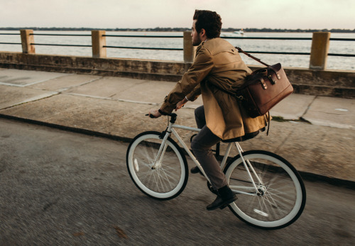 davykesey:
“ Biking in Charleston, SC, at dusk.
”
Cool leather bag