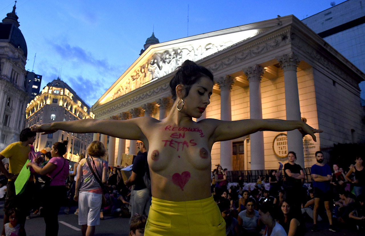 Buenos Aires: Una multitudinaria marcha conmemorando el Día Internacional de la Mujer y el paro de Mujeres, con consignas contra la violencia de género. (Telam)