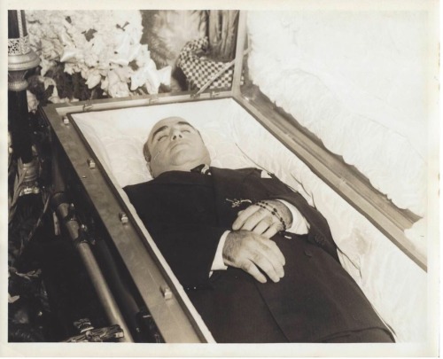 thedeathmerchant:
“A rare photo of Al Capone in his coffin, 1947.
”