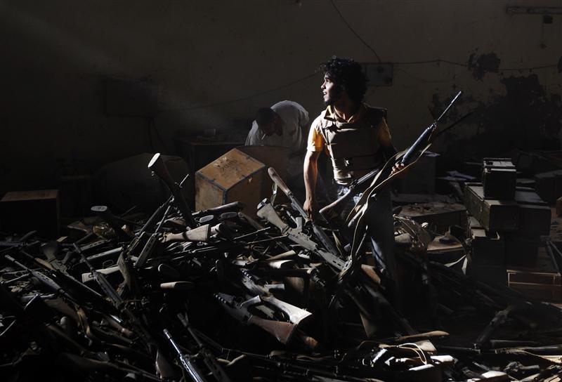 soldiers-of-war:
“ LIBYA. September 2011. An anti-Gaddafi fighter salvages weapons at a pro-Gaddafi weapons and ammunition compound in a village near Sirte, one of Muammar Gaddafi’s last remaining strongholds.
Photograph: Goran Tomasevic/Reuters
”