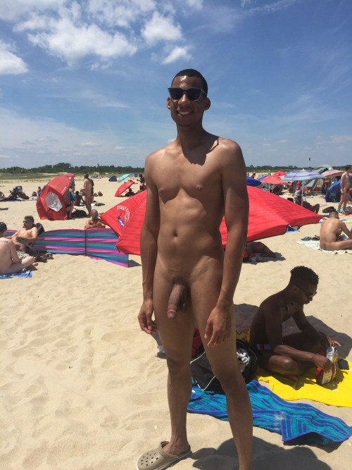 aguywithoutboxers:
“ December 3, 2016 Smiling Nude
Naked beach
Visit my text-photo blog: Guys Without Boxers: Bare With Pride
”
