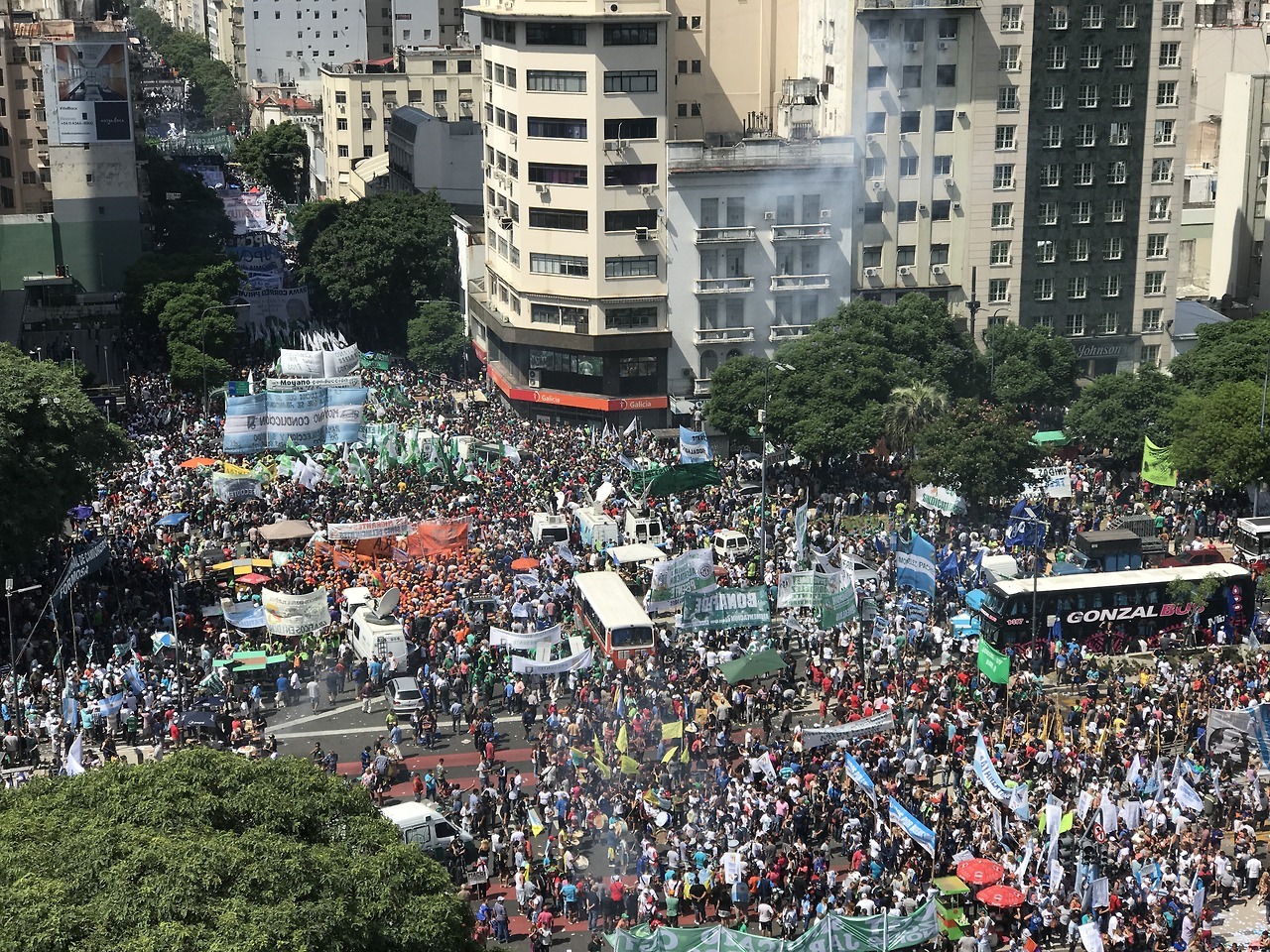 La CGT y la oposición marchan por la 9 de Julio, Paseo Colón y otras calles hacia la zona de Plaza de Mayo. (Mario Quinteros)