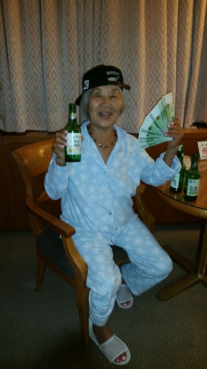 houseofbrando:
“ you’ve been visited by the ✨grandma of prosperity✨🍻 reblog for good fortune and mad cash 💰💸💥🔫💸💰
”