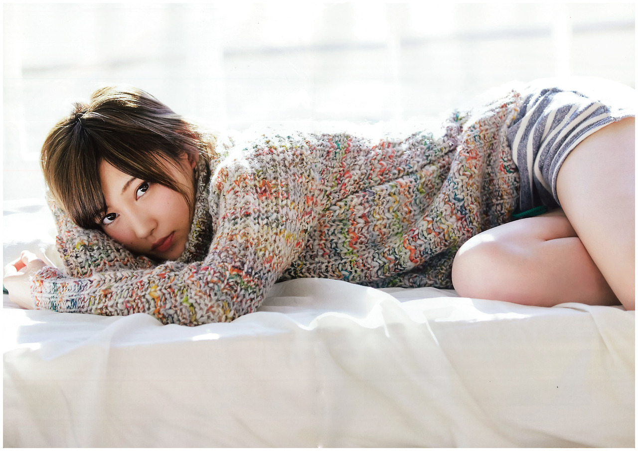 寝転んで誘惑するような視線でこちらを見つめる志田愛佳の画像