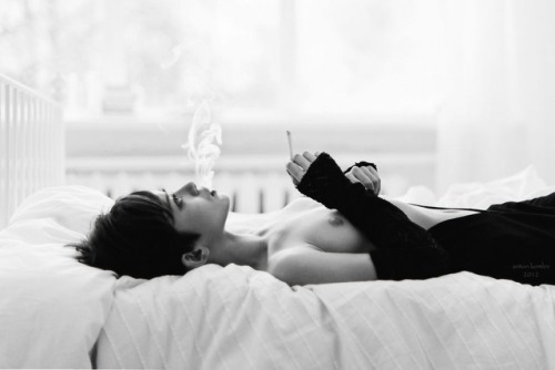 kms1:Smoking girl - Bonjour Mesdames