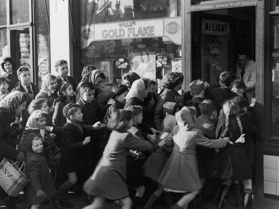 День отмены ограничений на продажу сладостей в Великобритании. Открытие кондитерской, 5 февраля 1953