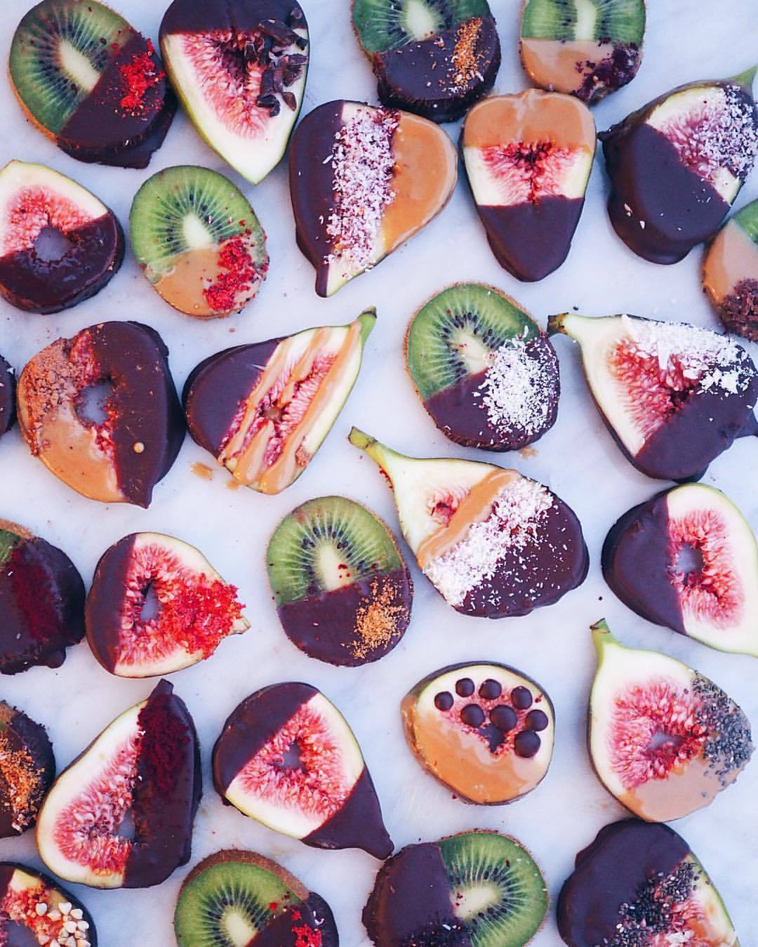 letscookvegan:
“ Choc Covered Kiwis and Figs by @talinegabriel 💖
”