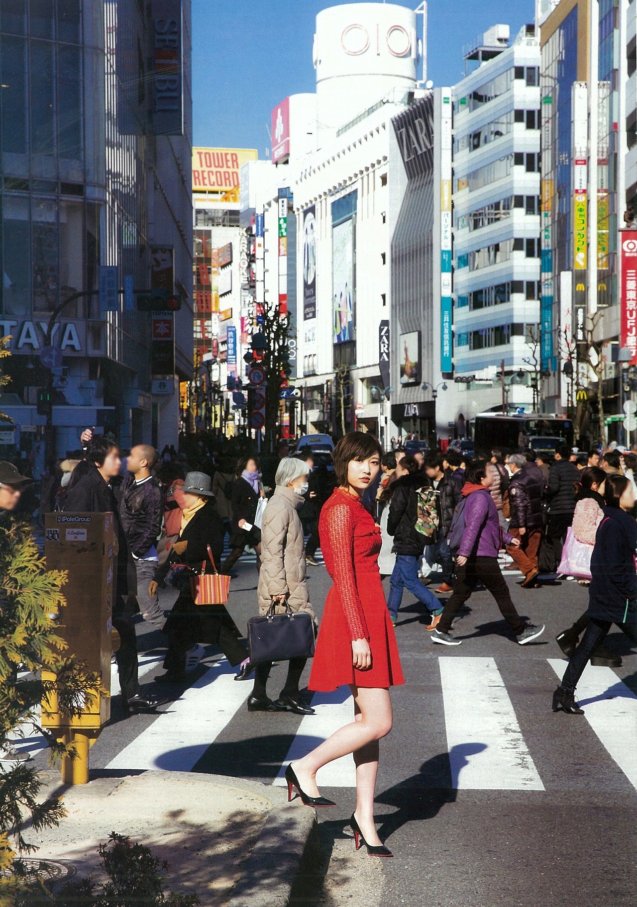 赤いワンピースを着ている志田愛佳の画像