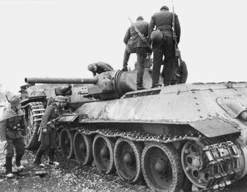 T-34 Tank Rammed StuG III Assault Gun - October 1941During a assault on the recently captured city of Kalinin on October 17th 1941, a T-34 Model 1941 with tactical number 4 belonging to the 21st Tank Brigade, rammed Lieutenant’s Tachinski’s StuG III...