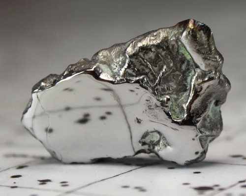 sixpenceee:
“Cut and polished meteorite. (Source)
”