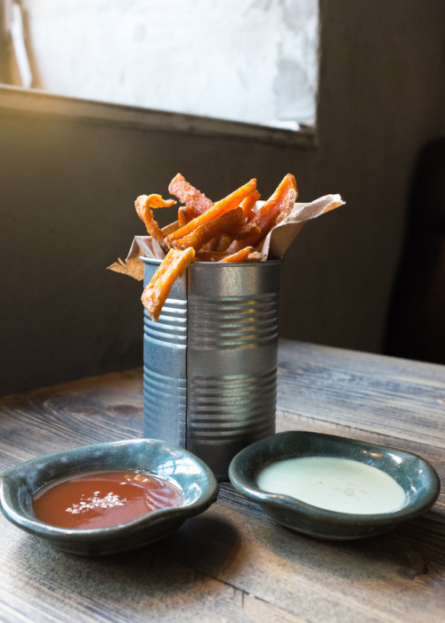 cecilevadas:
“Sweet potato fries with mayonnaise and sweet chilli sauce at Royals & Rice - Berlin, Germany.
”