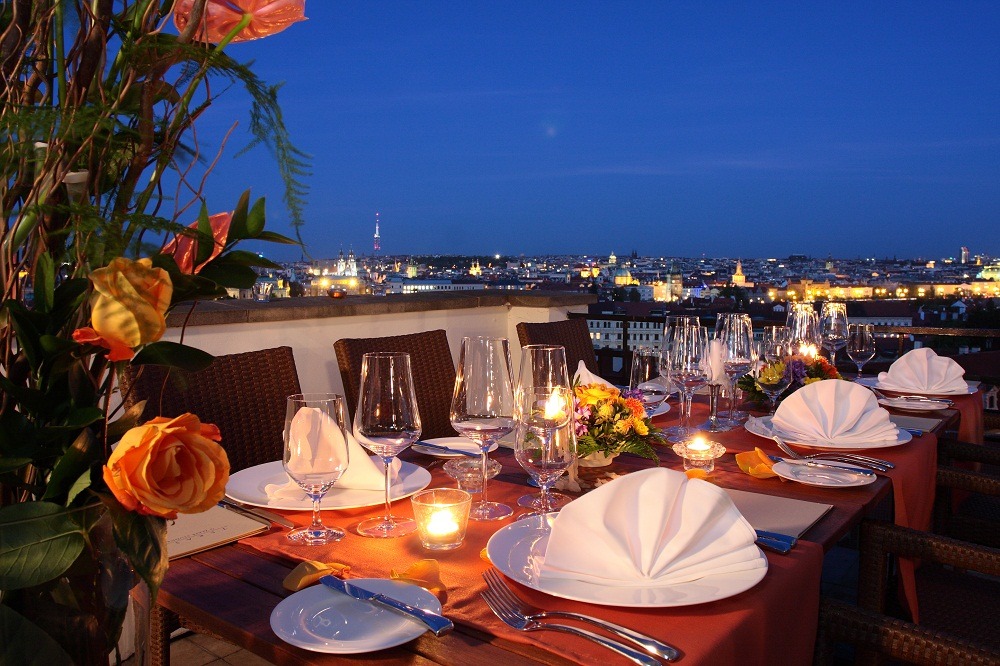 16 Romantic Dinner Places Around The World | Luxury Accommodations