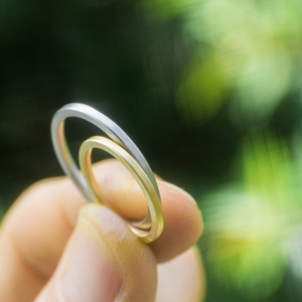 屋久島の緑に包まれた結婚指輪