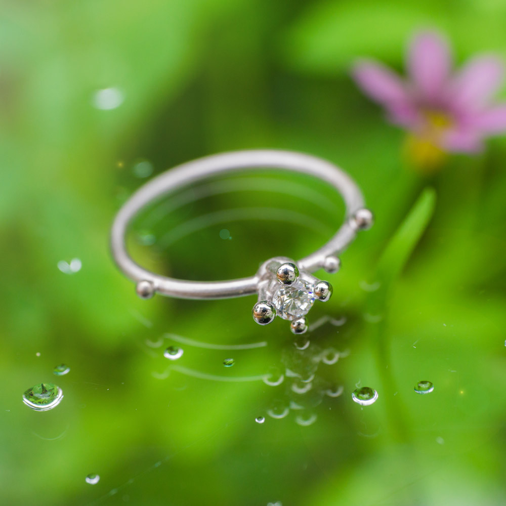 屋久島で作る婚約指輪　屋久島の緑バック　雨の雫とともに　プラチナ、ダイヤモンド