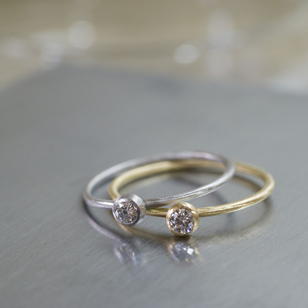 ハンドメイドのプラチナリング、ゴールドリング　作業台の上　ダイヤモンド　屋久島でつくる婚約指輪