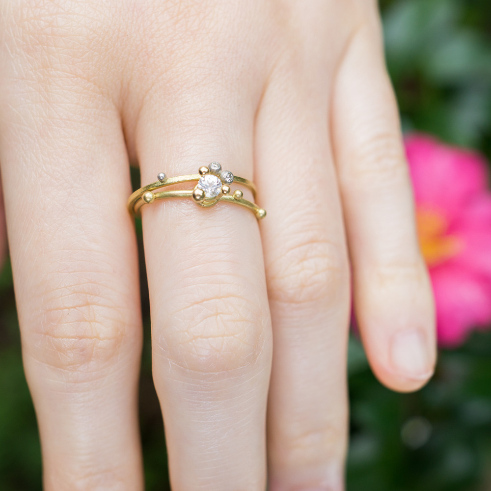 屋久島の山茶花バック　手　ゴールドとダイヤモンドのリング　屋久島で作る婚約指輪