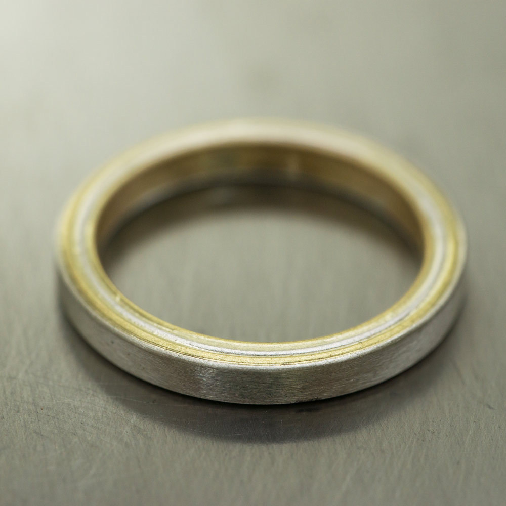 プラチナとゴールドのコンビリング　おもて面　作業台の上　屋久島でつくる結婚指輪