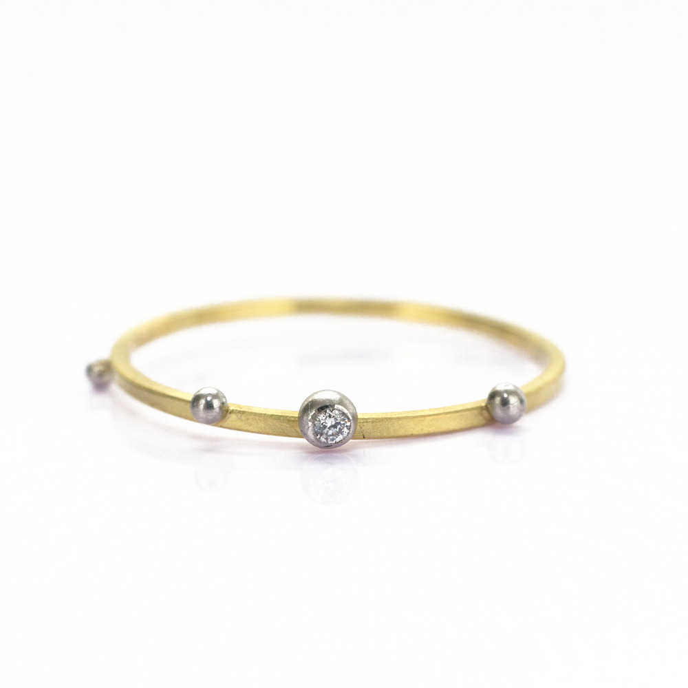 しずくの指輪　白バック　ゴールド、ダイヤモンド、プラチナ　屋久島で作る結婚指輪