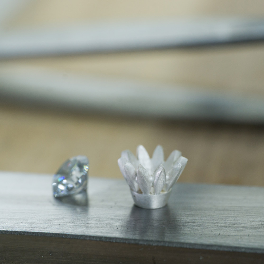 オーダーメイドのエンゲージリング　制作風景　お花の石枠、ダイヤモンド