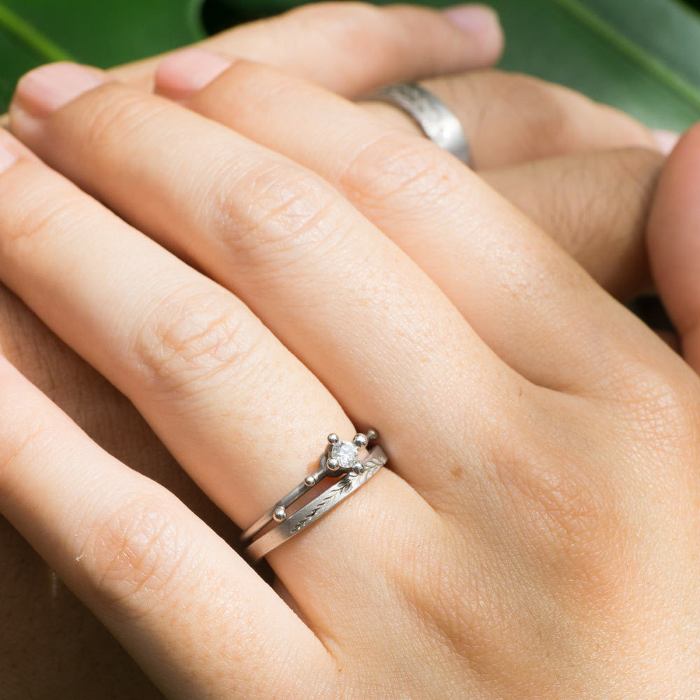 手、オーダーメイドのマリッジリング　プラチナ、ダイヤモンド　屋久島の緑バック　屋久島で作る結婚指輪