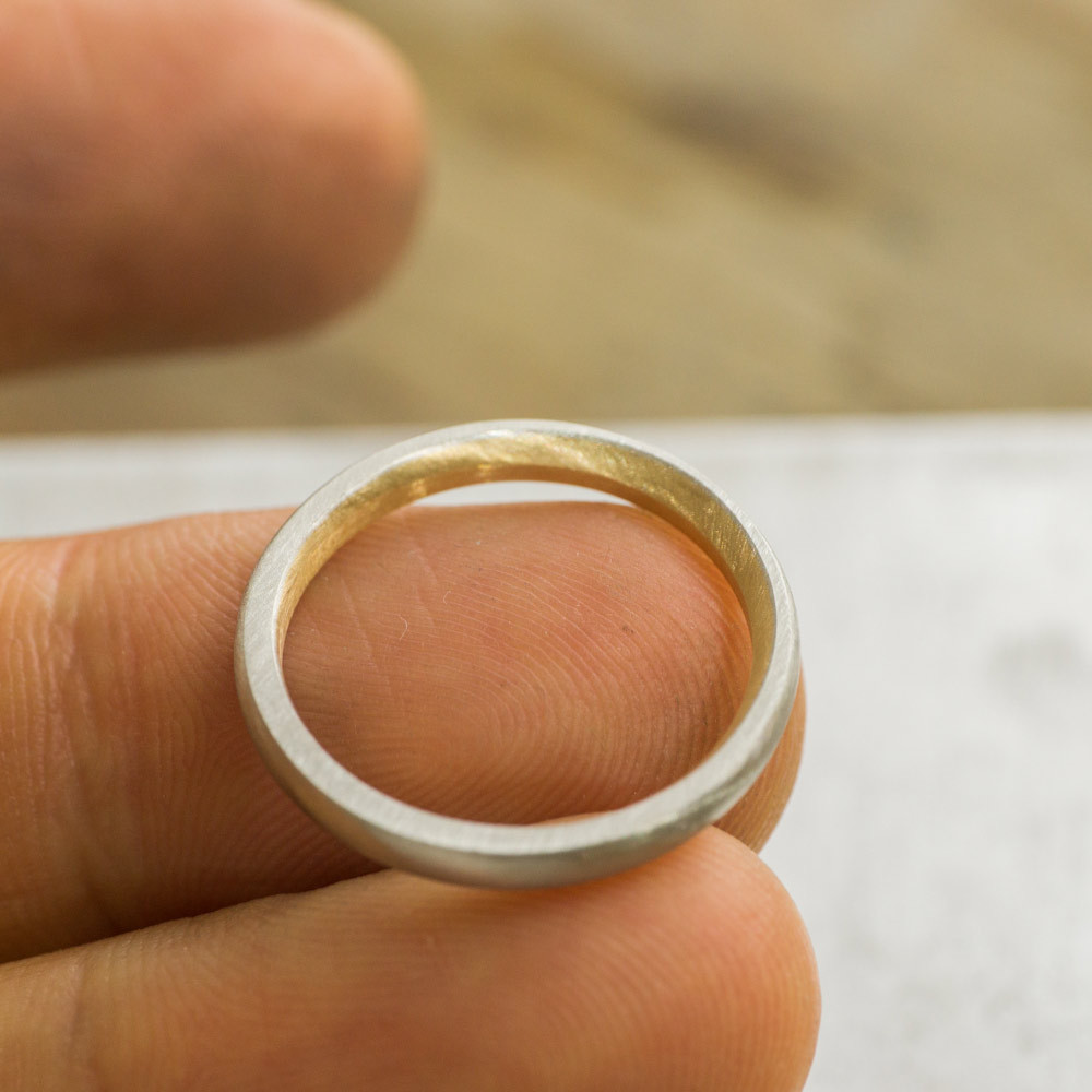 ハンドメイドマリッジリング　手に持って　プラチナ、ゴールド　屋久島で作る結婚指輪