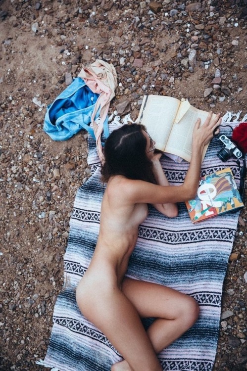 Naked to study geography is more comfortable