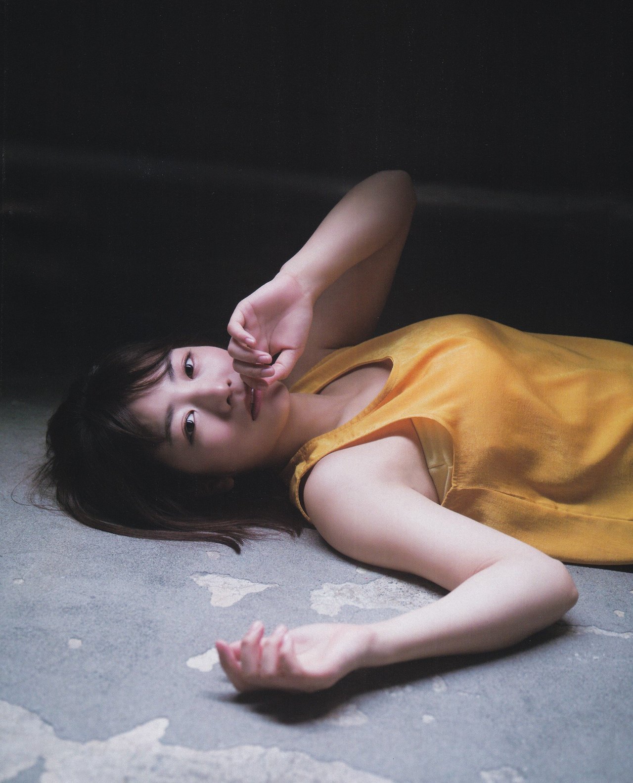 横になってとってもセクシーな北野日奈子の画像