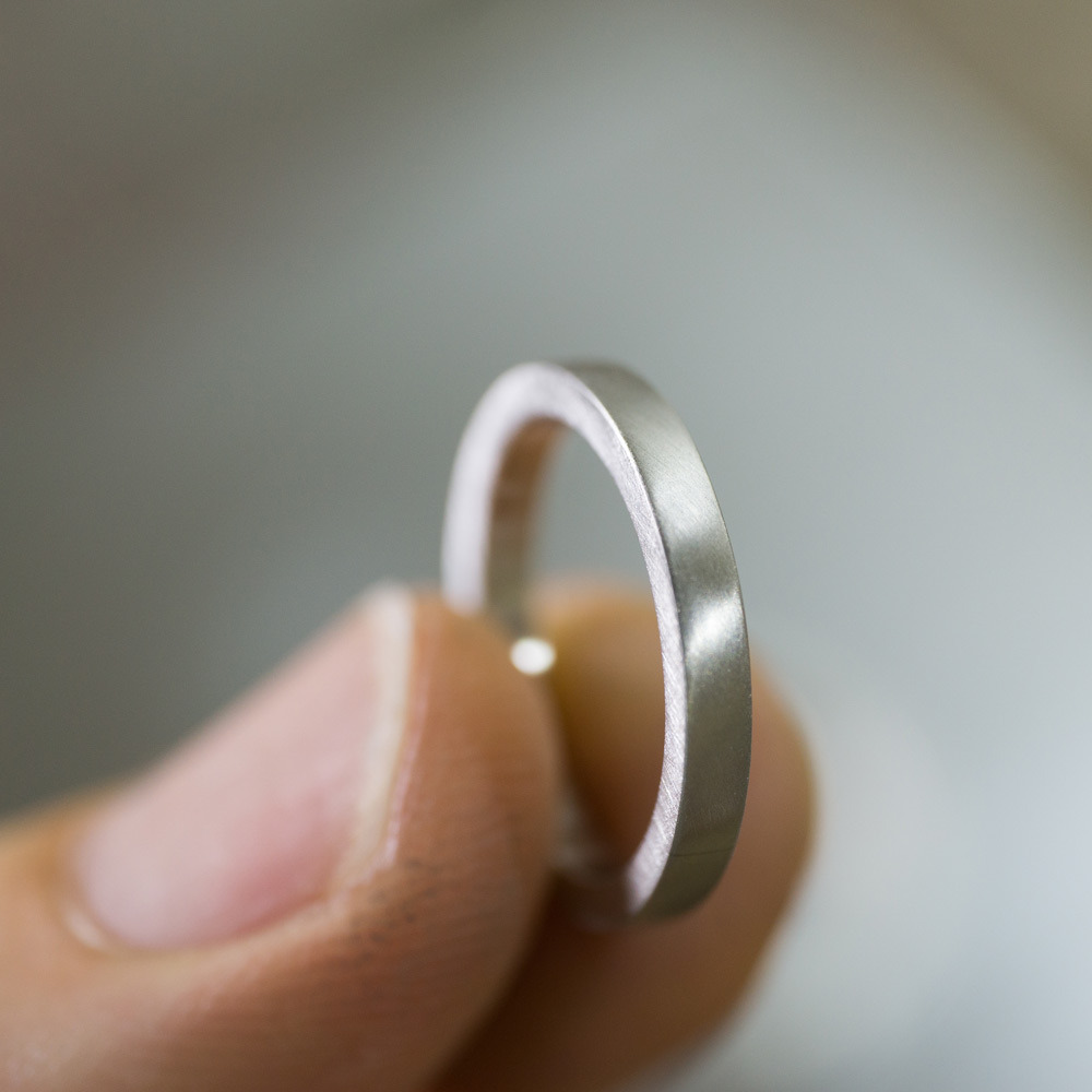 屋久島でつくる結婚指輪　プラチナリング　完成　手に持って