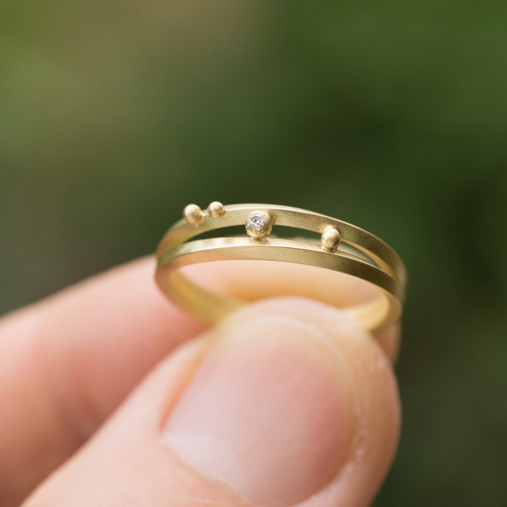屋久島でつくる結婚指輪　手に持って　ゴールド、ダイヤモンド